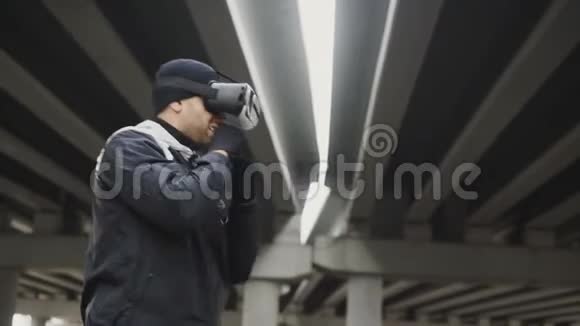 武术拳手在VR360耳机训练拳在虚拟现实战斗在城市位置户外冬季视频的预览图