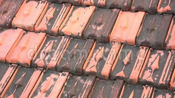 屋顶裸露的粘土堆旧和风化的股票足迹视频的预览图