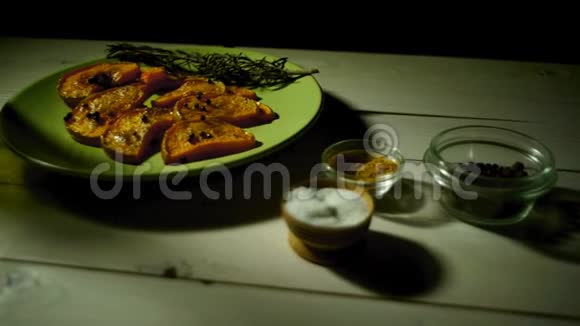 烤南瓜加上芳香的草药健康食品有机南瓜菜视频的预览图