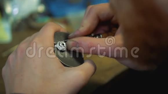 用镶嵌工具将宝石固定在戒指上视频的预览图