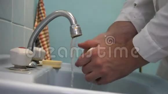 男外科医生在手术前洗手视频的预览图