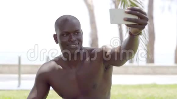 赤裸上身的黑人男子拿着电话的特写镜头视频的预览图
