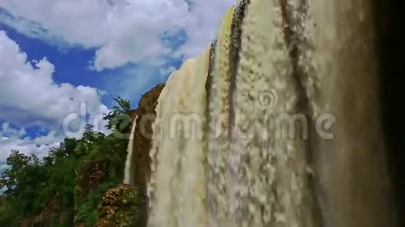 空中雾气缭绕的岩石瀑布视频的预览图