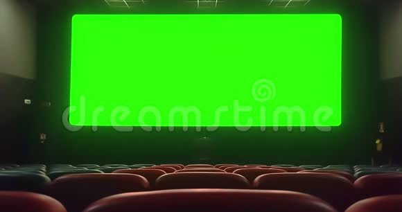 电影院内部有空的红色座位在色度键绿色屏幕和边缘发光概念视频的预览图