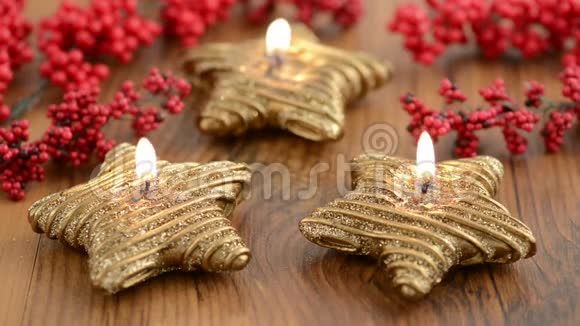 星星形状的圣诞蜡烛还有一些甜食如肉桂糕点和红珍珠视频的预览图