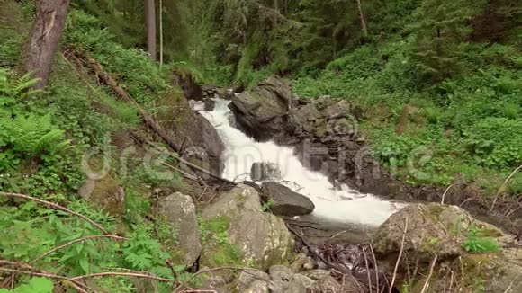 在山上肆虐的河流视频的预览图