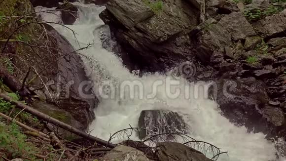在山上肆虐的河流视频的预览图