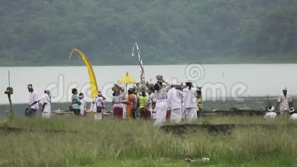 巴林10月16日印度尼西亚巴厘岛坦布林根湖寺庙古布格普拉古布格仪式视频的预览图