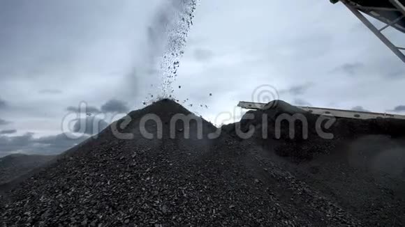煤矿皮带输送机上落煤的特写镜头视频的预览图