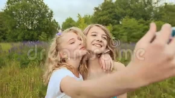 两位美丽的少女在绿泉公园的背景下在户外拍摄自我画像视频的预览图