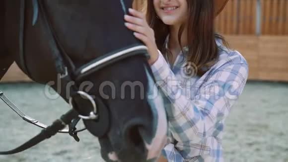 漂亮的女青少年在一个地区上穿着友好的黑马4K视频的预览图