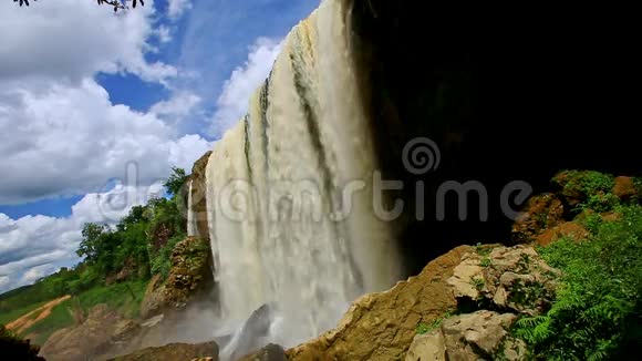 特写强大的瀑布流与飞溅到岩石视频的预览图