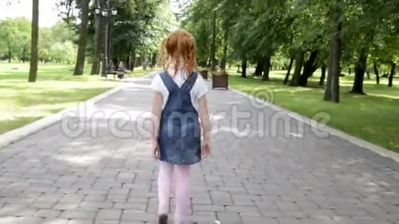 小姜女在公园的路上散步视频的预览图