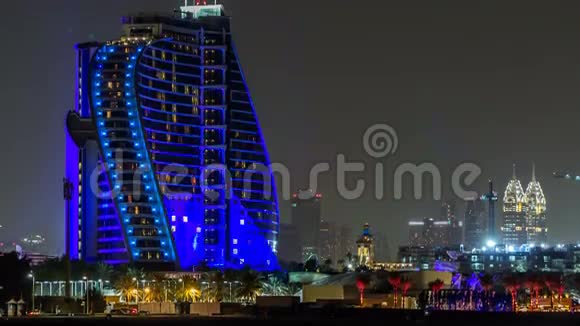酒店附近的朱美拉海滩夜间时间在迪拜阿联酋视频的预览图