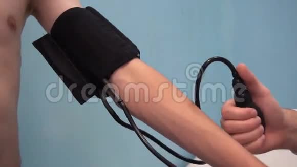 血压测量医生和病人视频的预览图