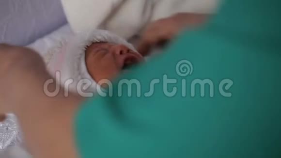 在妇产医院给新生儿穿衣视频的预览图