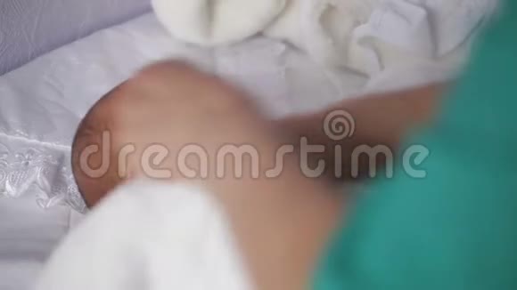 在妇产医院给新生儿穿衣视频的预览图