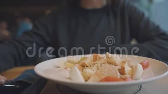 在咖啡馆里吃凯撒沙拉的女人视频的预览图