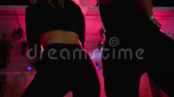 夜生活女人在夜宴上跳舞关闭两个女孩能量舞年轻女人在迪斯科俱乐部跳舞视频的预览图