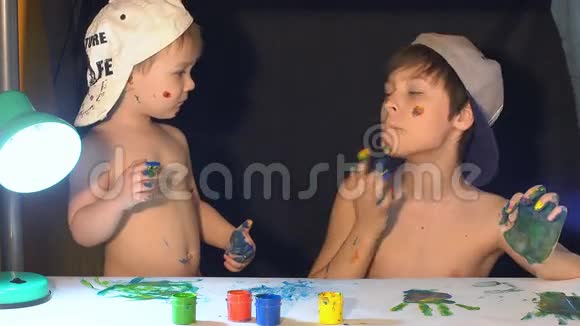 两兄弟在脸上画彩色颜料家庭概念视频的预览图
