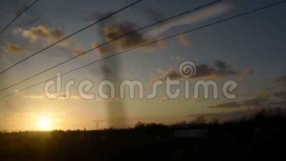 从火车窗口俯瞰日落的景色视频的预览图