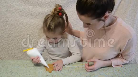妈妈和女儿用糖霜装饰姜饼视频的预览图