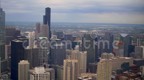 从城市上空俯瞰芝加哥摩天大楼视频的预览图