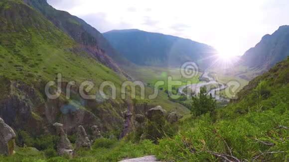 阿尔泰河丘里什曼谷景从山坡看俄罗斯西伯利亚视频的预览图