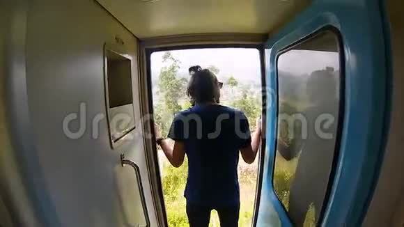 穿衬衫的人坐火车站在门口视频的预览图