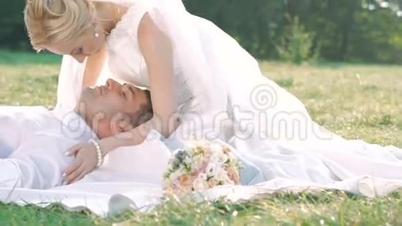 新婚夫妇在草地上休息慢慢地视频的预览图