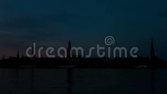 拉脱维亚里加和多加瓦河上空的日出时间流逝视频的预览图