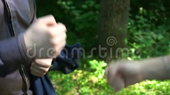 石头剪刀纸是两个年轻人在森林里玩的高清视频视频的预览图