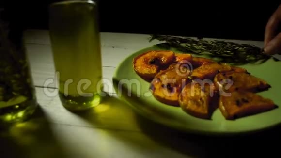 烤南瓜加上芳香的草药迷迭香草与南瓜片视频的预览图