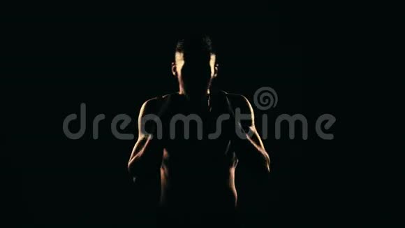健身房的拳击手训练戏剧照明慢动作视频的预览图