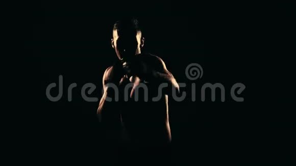 健身房的拳击手训练戏剧照明慢动作视频的预览图