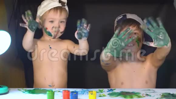 两兄弟在脸上画彩色颜料家庭概念视频的预览图