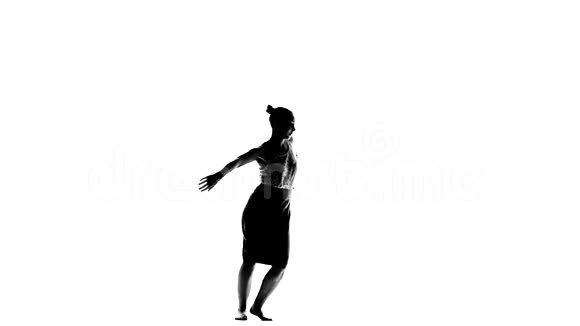年轻伟大的女人跳舞的拉丁舞视频的预览图