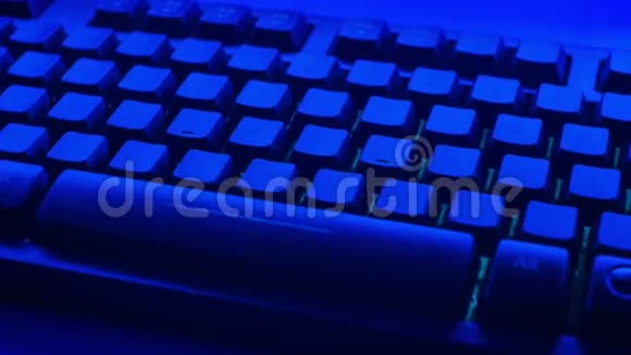 技术蓝底概念电脑键盘按钮视频的预览图