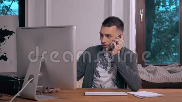 年轻的西班牙裔迷人的30多岁的时髦商人在现代化的家庭办公室里忙碌着穿着电脑笔记本视频的预览图