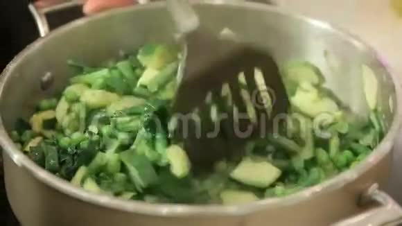 在平底锅里蒸绿色蔬菜视频的预览图