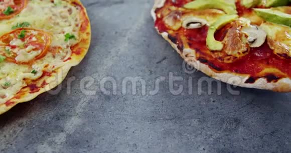 烤披萨加牛油果和蘑菇配料视频的预览图