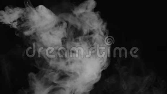 现实抽象的烟雾蒸气效应从左侧到底部白色烟雾在黑色背景上缓慢运动视频的预览图