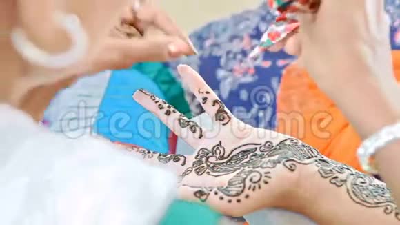 印度Fingers与Henna的特写主画图案视频的预览图