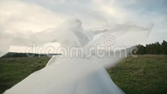 新娘的婚纱在风中飘扬视频的预览图