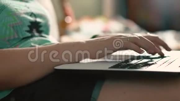在家庭内部使用现代数字平板电脑特写女性手视频的预览图