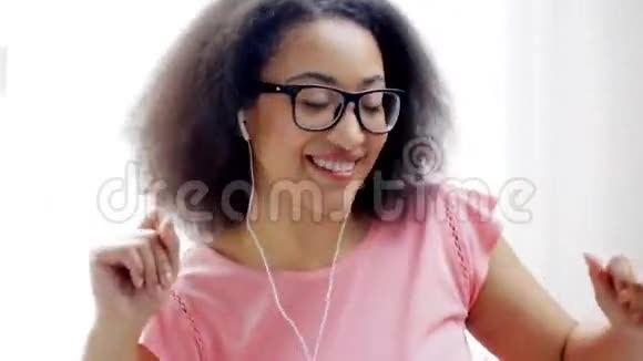 带着耳机听音乐的非洲女人视频的预览图