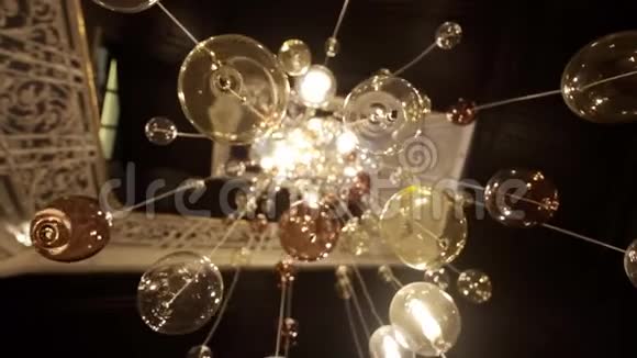 餐厅或音乐厅的大型玻璃吊灯大厅博克眩光发光视频的预览图