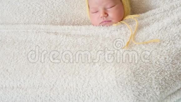 可爱的睡觉宝宝被毯子覆盖视频的预览图