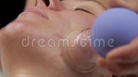 美容师用真空库做抗衰按摩皮肤再生真空面部按摩视频的预览图