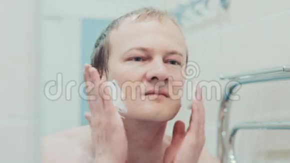 一个男人在浴室里刮胡子慢动作视频的预览图